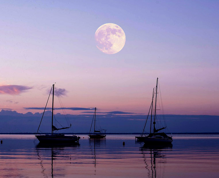 Holdfény és dal a Balaton tükrében