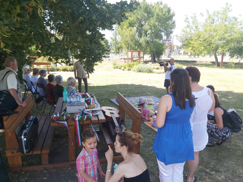 Ősök Parkja- megemlékezés, Ringató a jövővel