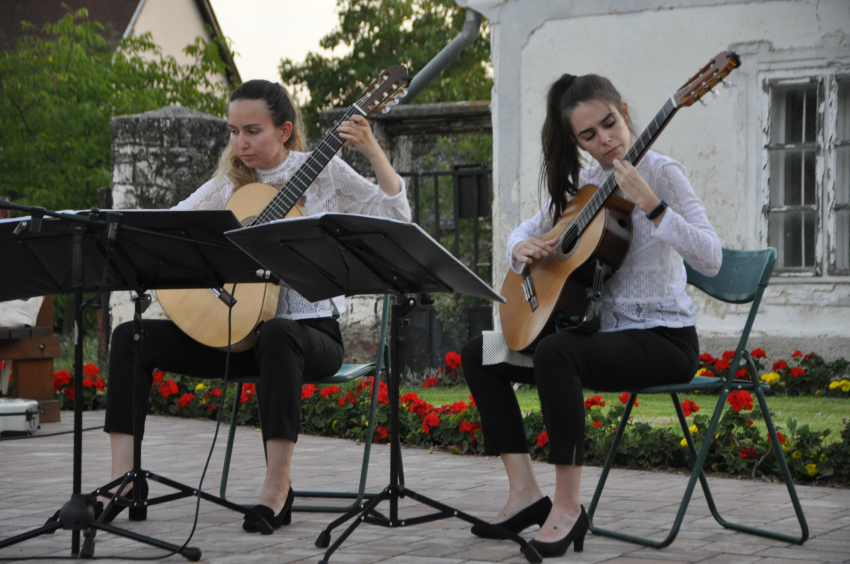 Hangulatos gitárkoncert a Főtéren