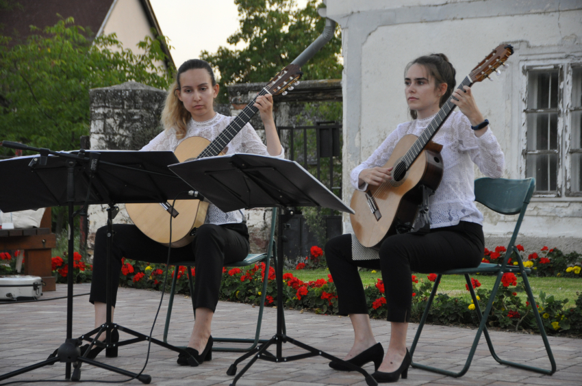 Hangulatos gitárkoncert a Főtéren