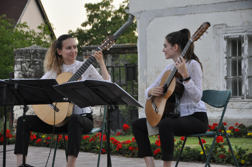 Hangulatos gitárkoncert a Főtéren