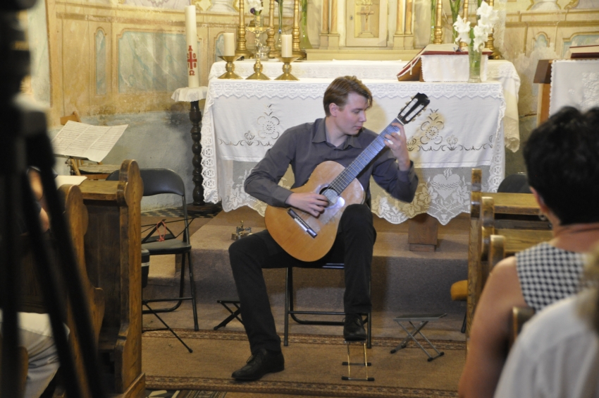 Templomi gitárkoncert és a filmvetítés képekben