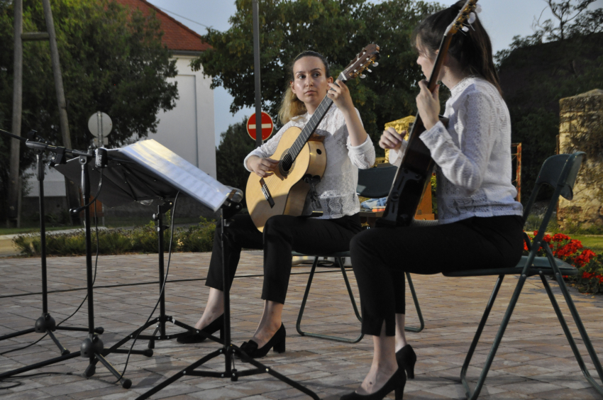 Hangulatos gitárkoncert a Főtéren