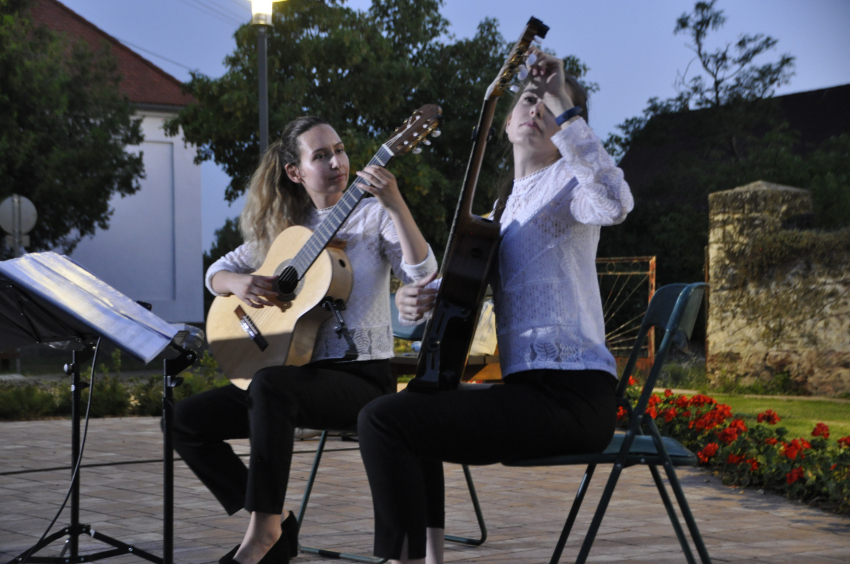 Hangulatos gitárkoncert a Főtéren