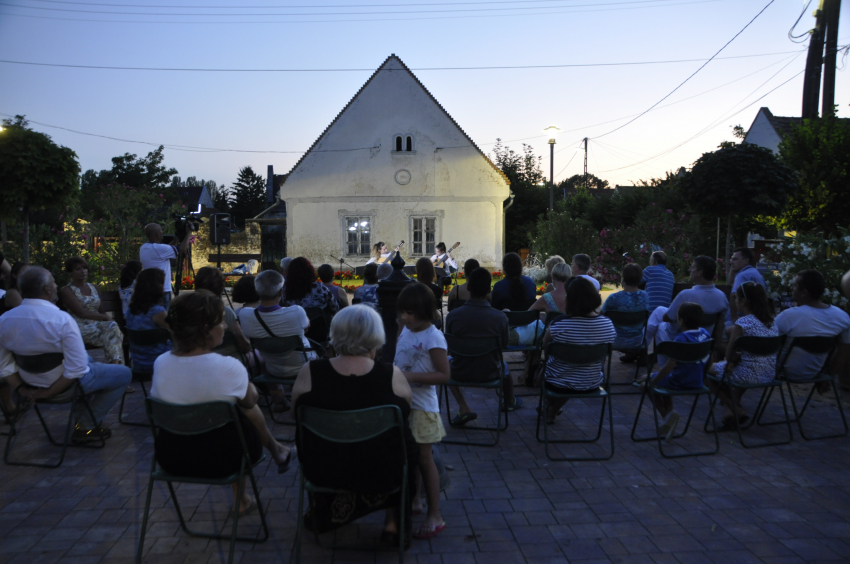 Hangulatos gitárkoncert a Főtéren