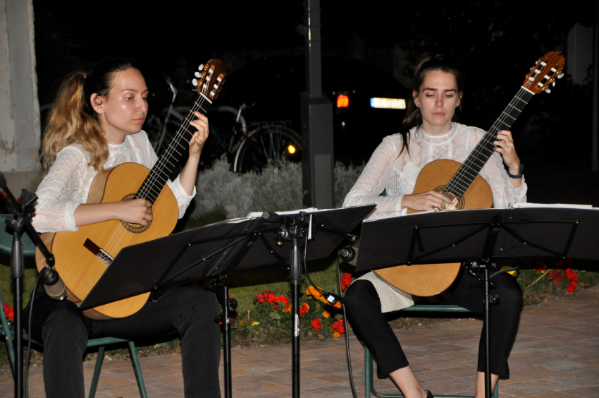 Hangulatos gitárkoncert a Főtéren