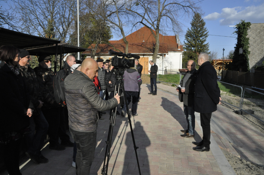 Képeken a Balaton utca és a Magtárház átadója, valamint második értéktár megbeszélésünk