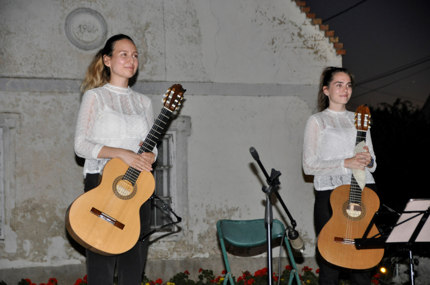 Hangulatos gitárkoncert a Főtéren