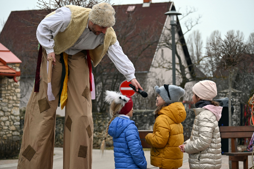 Fergetegesen fantasztikus februári farsang a főtéren