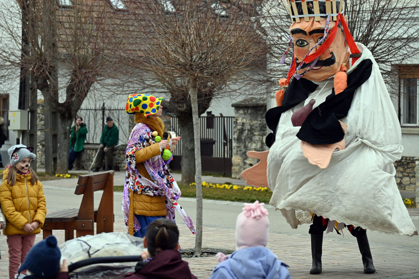 Fergetegesen fantasztikus februári farsang a főtéren