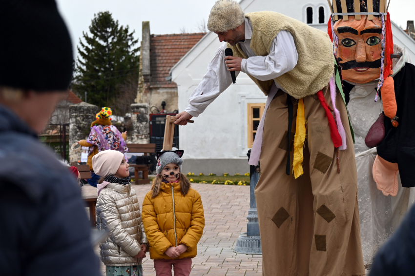 Fergetegesen fantasztikus februári farsang a főtéren