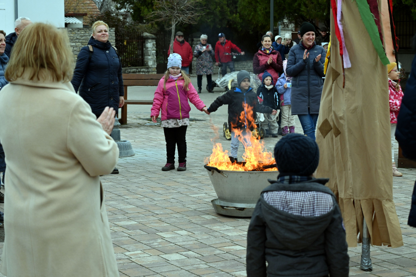 Fergetegesen fantasztikus februári farsang a főtéren