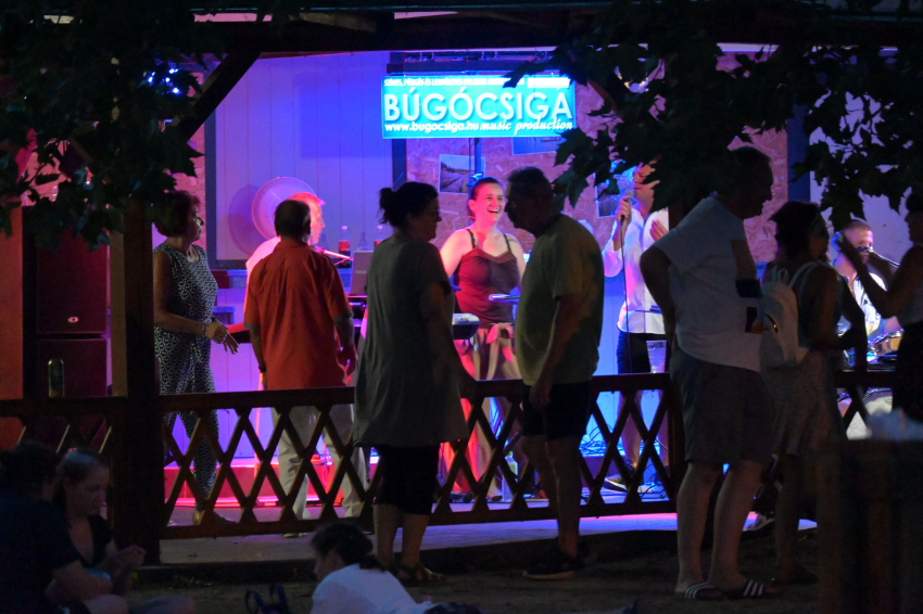 Búgócsiga / Fincsi büfé est