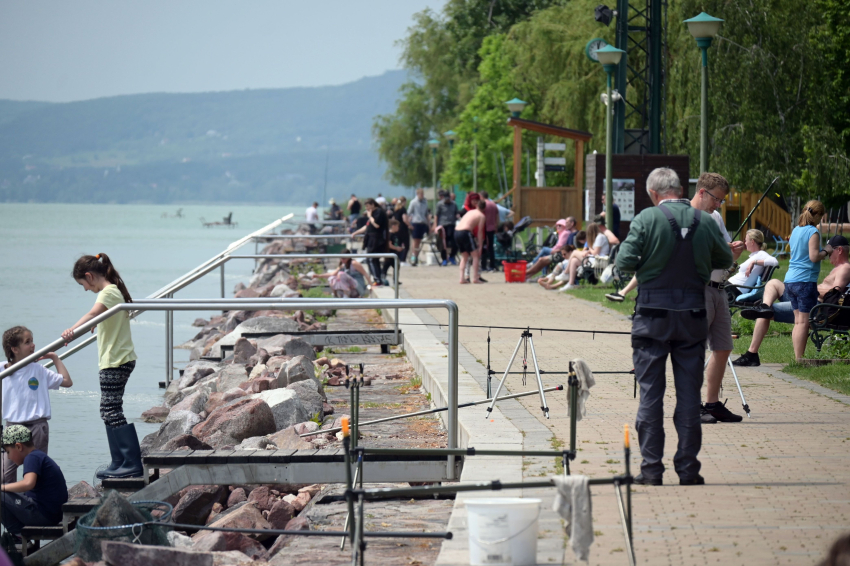 Gyemeknapi horgászverseny és Felhőtánc duó