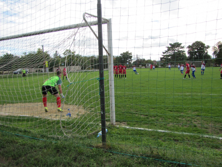 A Nemesgulács-Kisapáti elleni hazai labdarúgó-mérkőzés képekben
