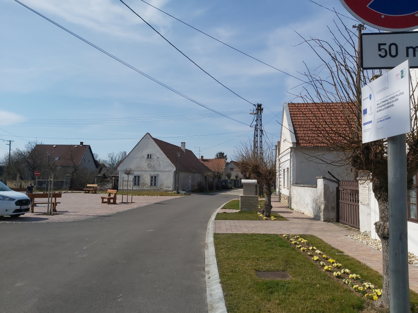 Balatonakali Kossuth utca főterének megújulása burkolatcserével