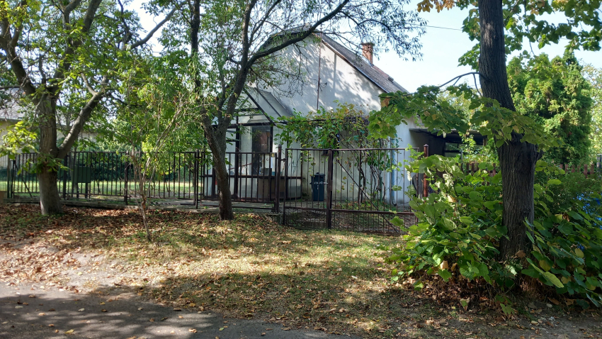 Eladó Ingatlan - Kivett hétvégi ház és udvar