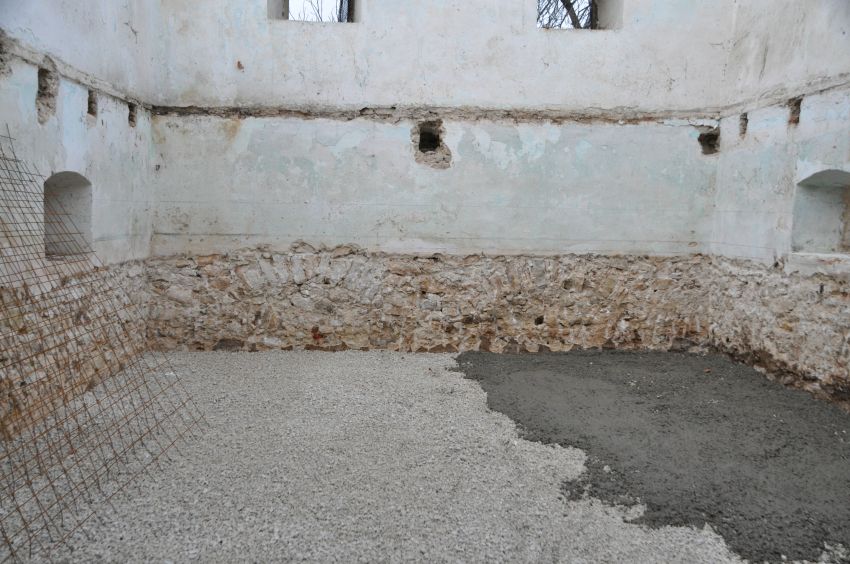 Szemben, a levert vakolat alól érdekes ívek jöttek elő…