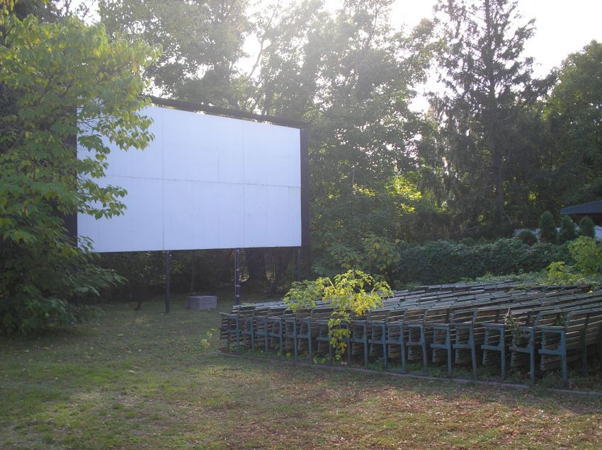 Kertmozi a megújulása előtt.