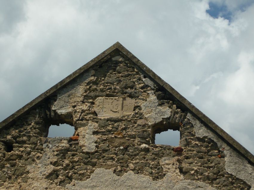 Befalazott római faragvány Szentbékkállán.