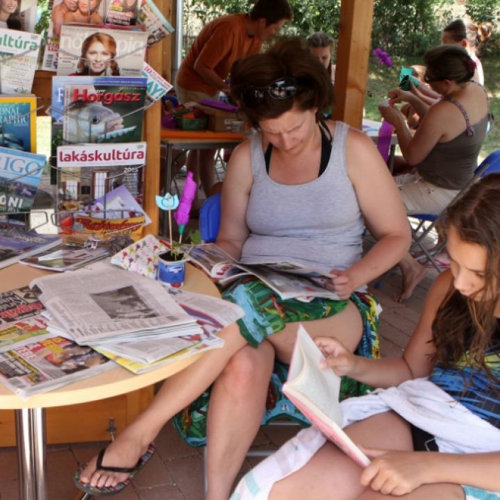 Gyermekjátszó és strandkönyvtár