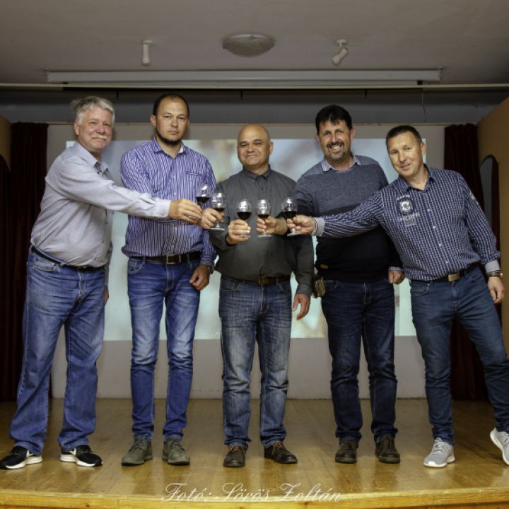 Megalakult hazánk első mandula lovagrendje!