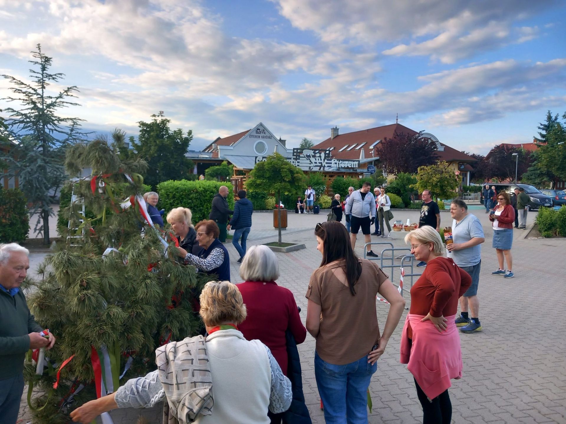 Májusfa kitáncolás