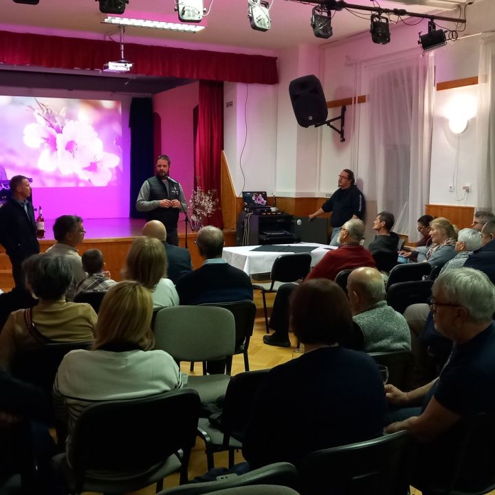 Akali bor napja mandulavirágzáskor I.