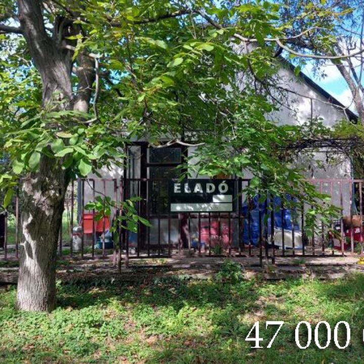 Kivett hétvégi ház és udvar